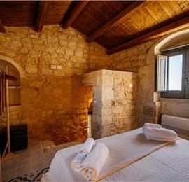  6 bedroom villa with heated pool in Modica, sleeps 18
